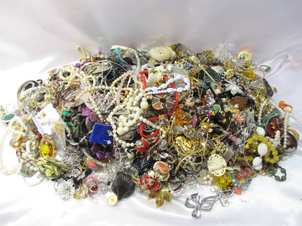 【川越市山田】「イミテーションアクセサリー」約10kg分をお譲りいただきました｜不用品整理でまとまったアクセサリーの買取事例